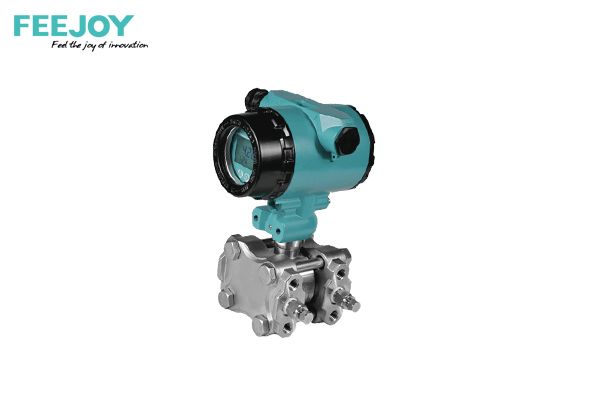 差压变送器在高温或低温环境下使用时，需要注意哪些问题？